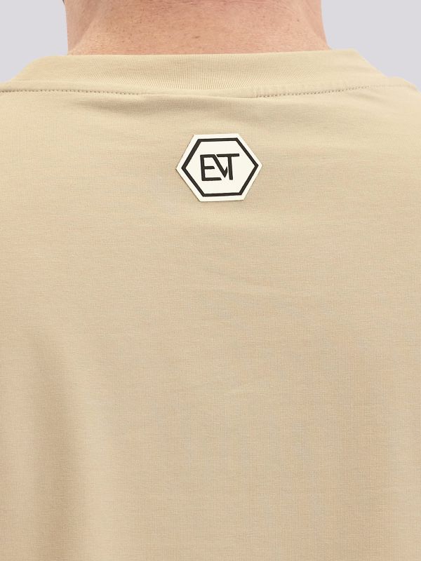 חולצת טי-שרט בגזרה ישרה עם הדפס לוגו מעוצב לגברים