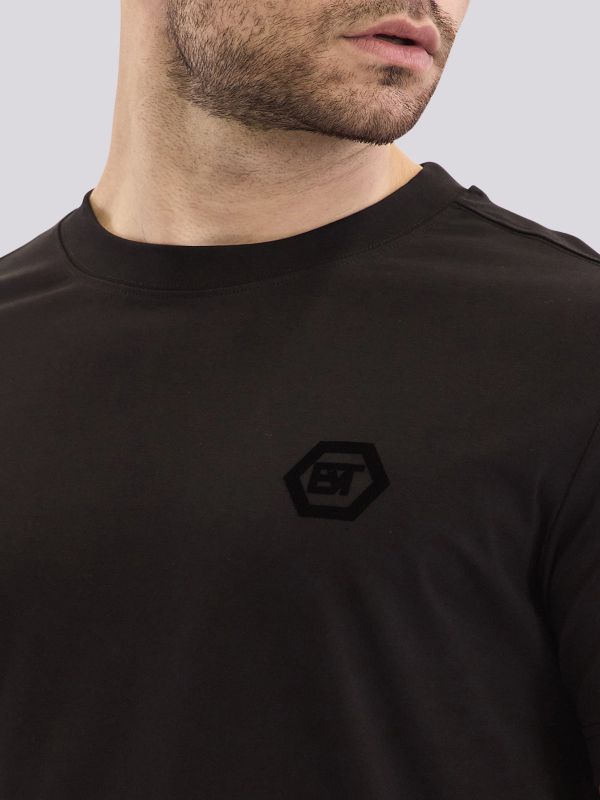 חולצת טי-שרט בגזרה ישרה עם הדפס מותג קלאסי לגברים