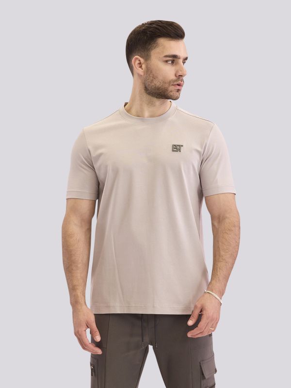 חולצת טי-שרט אוברסייז במראה מינימליסטי לגברים