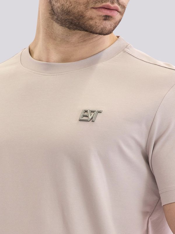 חולצת טי-שרט אוברסייז במראה מינימליסטי לגברים