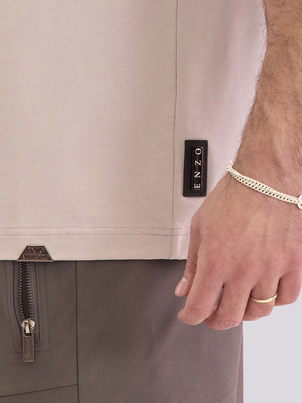 חולצת טי-שרט אוברסייז במראה מינימליסטי לגברים