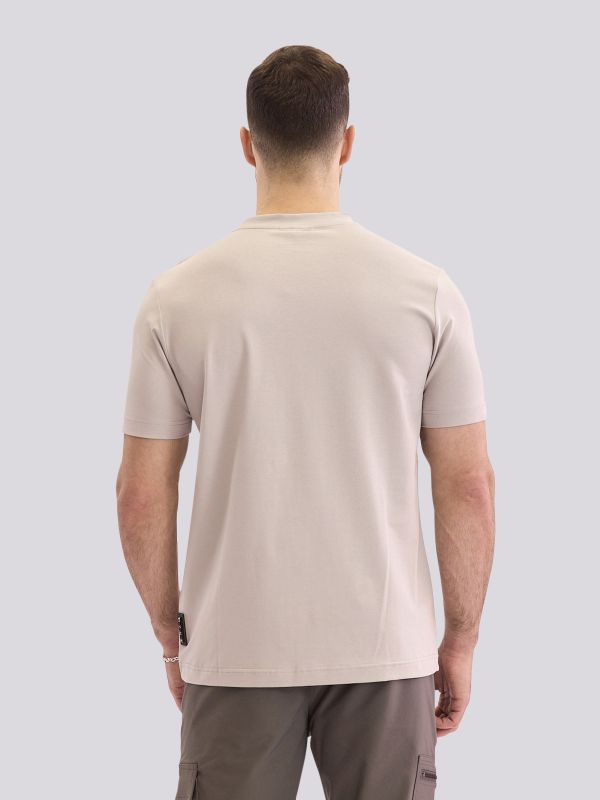 חולצת טי-שרט אוברסייז במראה מינימליסטי לגברים