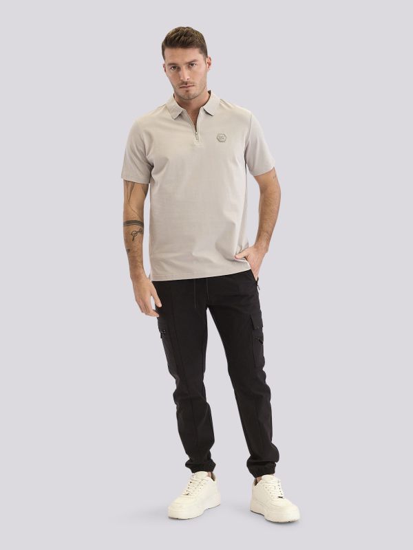 חולצת טי-שרט אוברסייז עם אלמנט מיתוג ייחודי לגברים