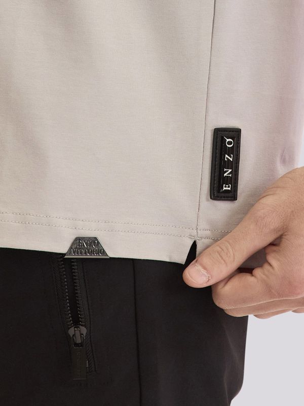 חולצת טי-שרט אוברסייז עם אלמנט מיתוג ייחודי לגברים