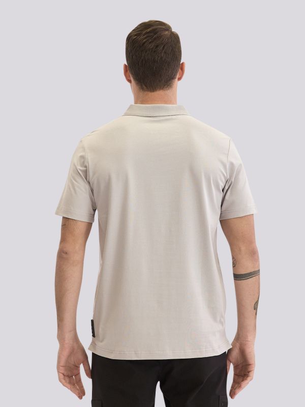 חולצת טי-שרט אוברסייז עם אלמנט מיתוג ייחודי לגברים