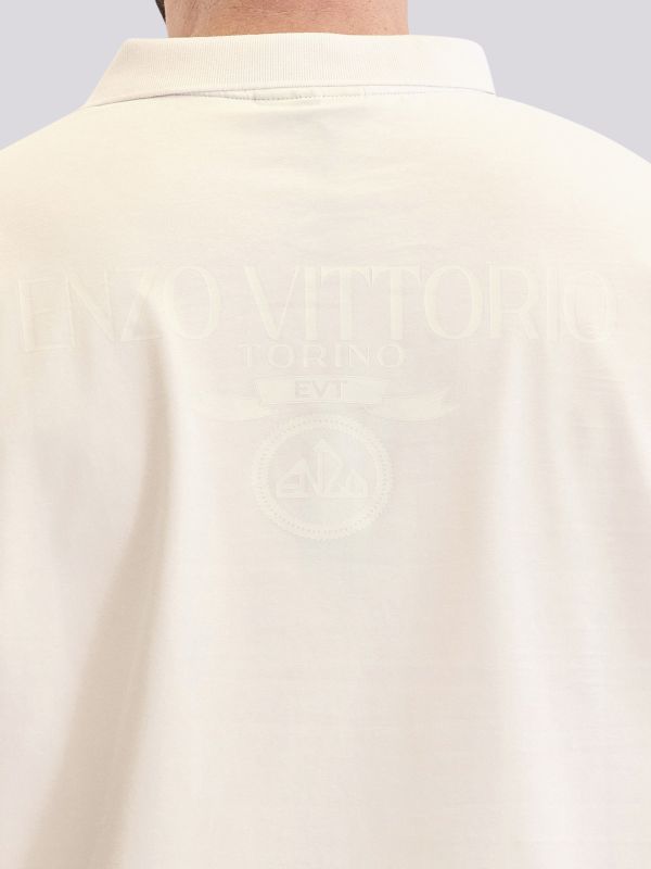 חולצת פולו מעוצבת עם צווארון רוכסן ולוגו צד לגברים