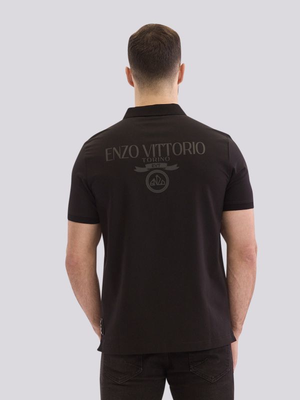 חולצת פולו מעוצבת עם צווארון רוכסן ולוגו צד לגברים