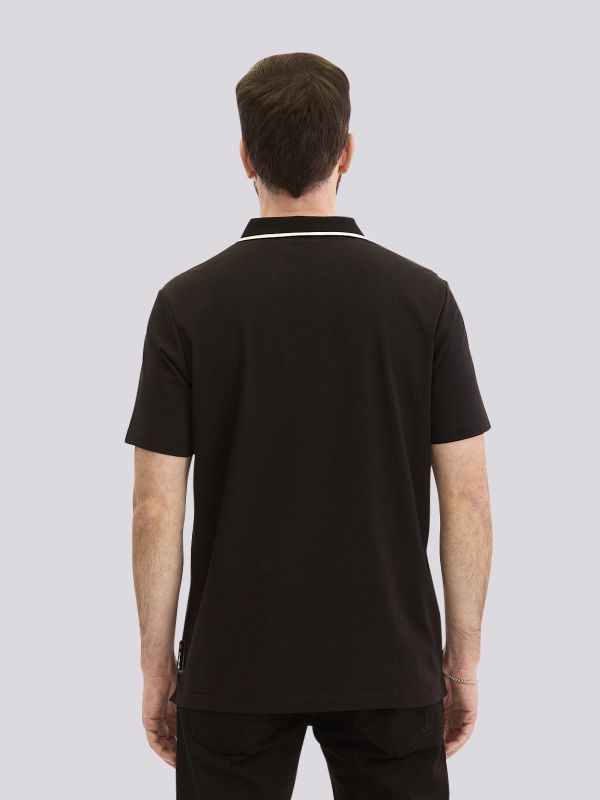 חולצת פולו אופנתית עם סגירת רוכסן ומיתוג צד לגברים