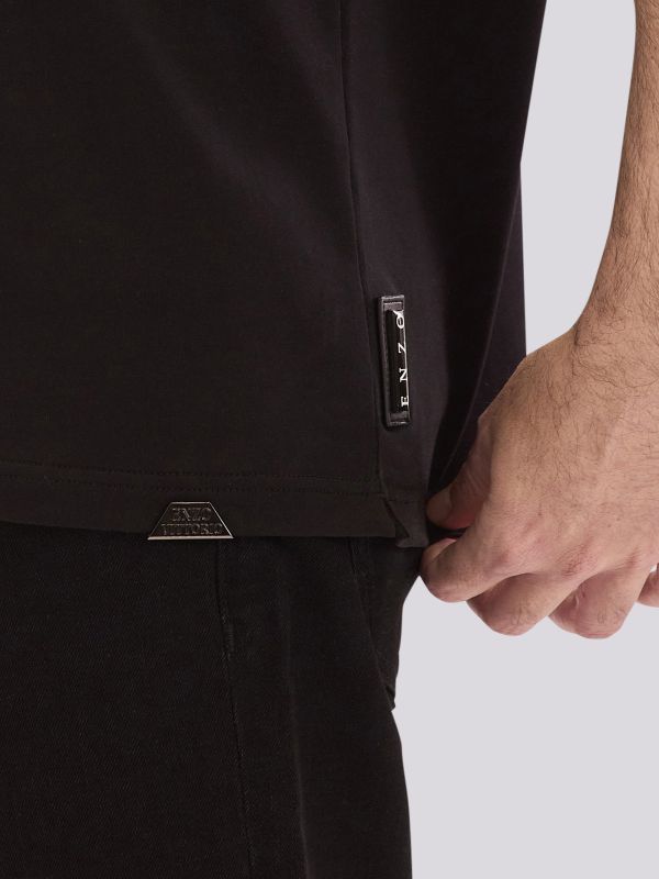 חולצת פולו אופנתית עם סגירת רוכסן ומיתוג צד לגברים