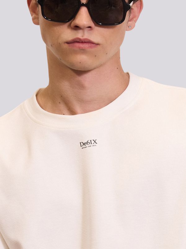 חולצת טי-שרט בגזרה ישרה עם הדפס לוגו מרכזי לגברים