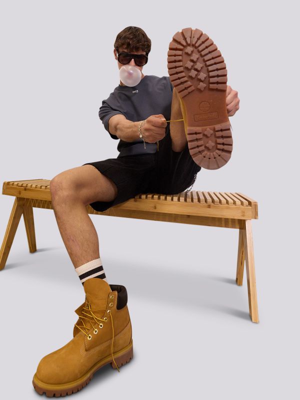 חולצת טי-שרט בגזרה ישרה עם הדפס לוגו מרכזי לגברים