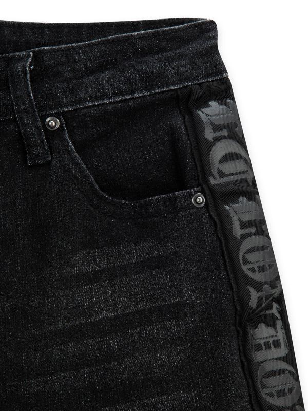 מכנסי ג’ינס קצרים לבנים בהדפס