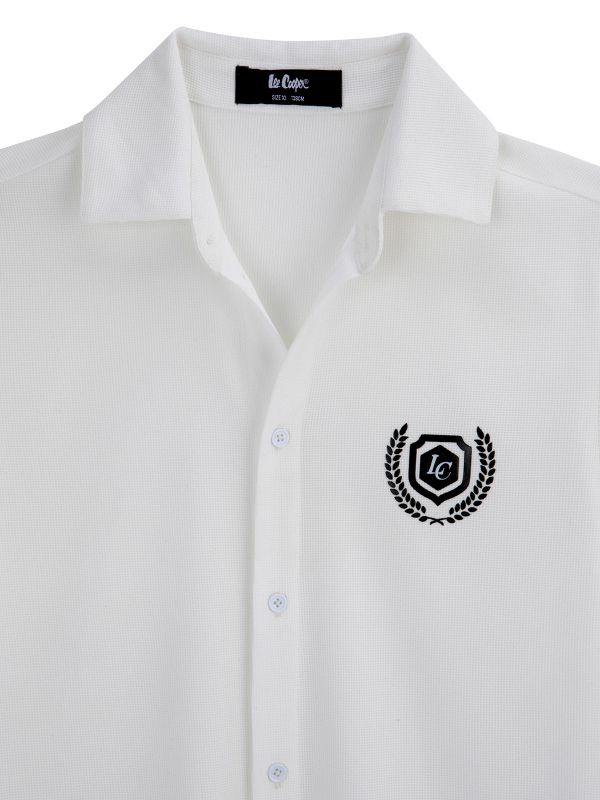 חולצת כפתורים עם לוגו גרפי לבנים