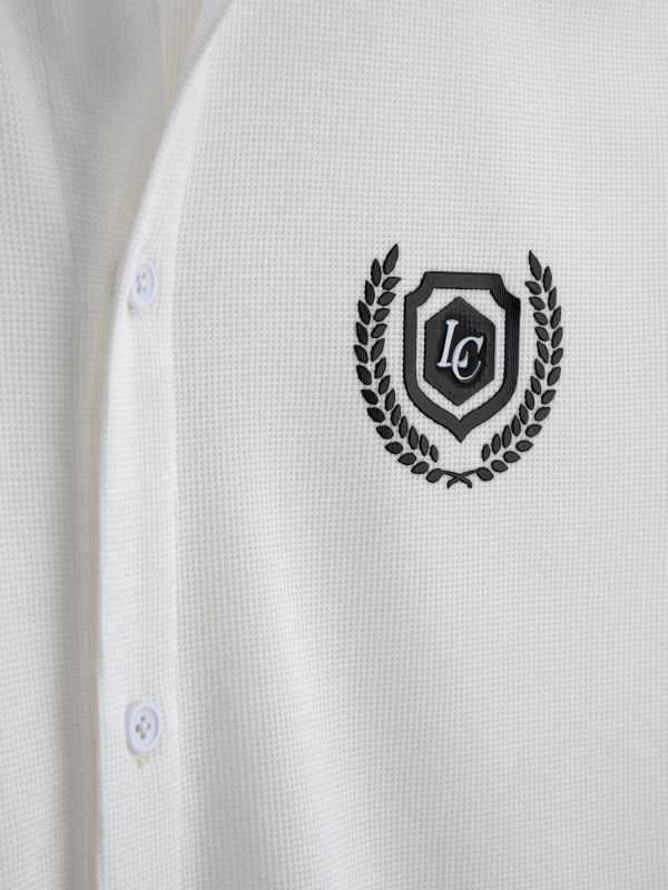 חולצת כפתורים עם לוגו גרפי לבנים