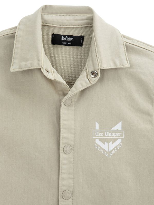 חולצת כפתורים עם לוגו גרפי לבנים