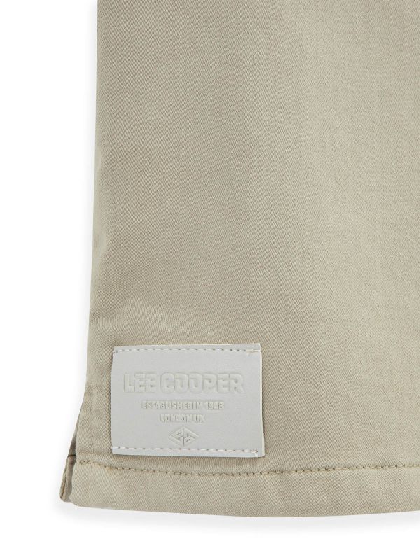 חולצת כפתורים עם לוגו גרפי לבנים