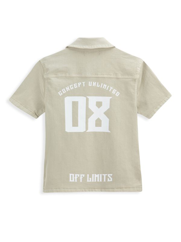 חולצת כפתורים עם לוגו גרפי לבנים