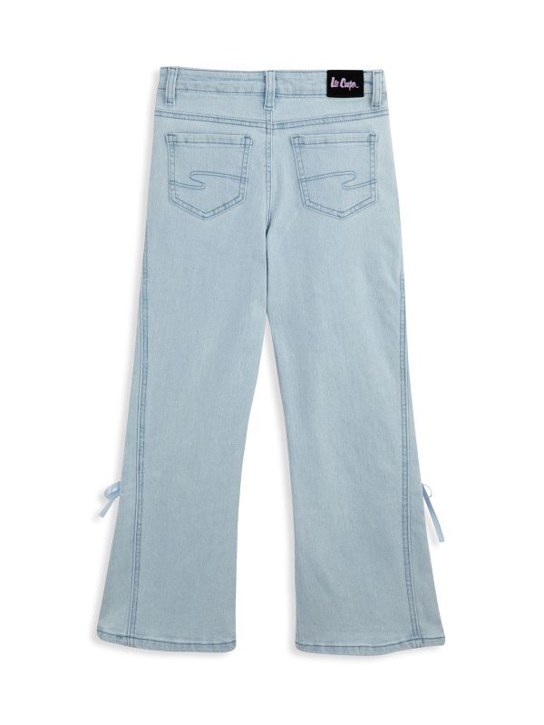 מכנסי ג’ינס עם שרוכים בסיומת