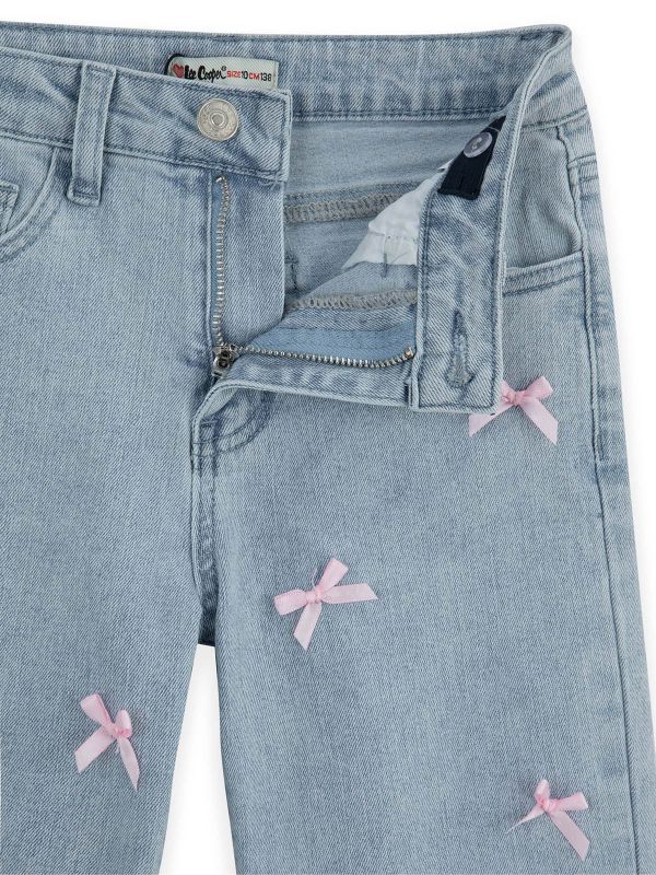 מכנסי ג’ינס מעוטרים בפפיונים