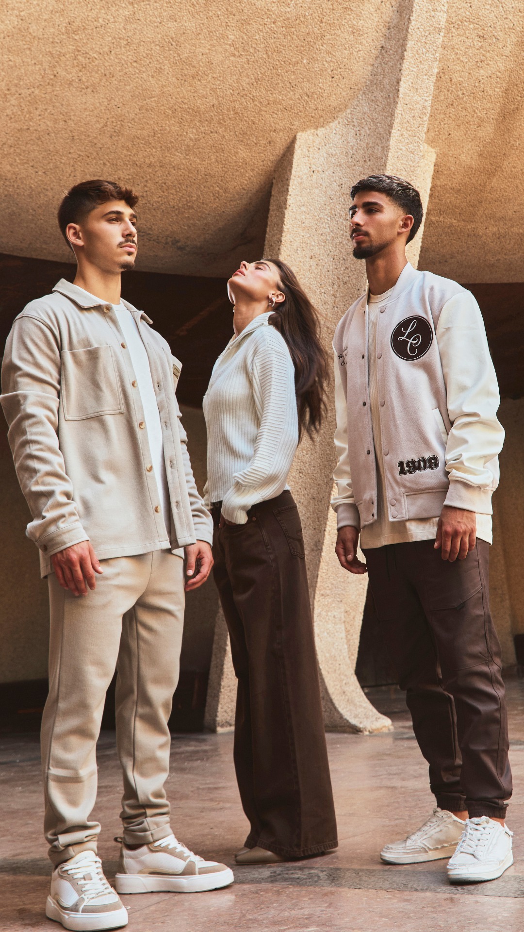 ⁨	פחות דיבורים, יותר סטייל.
Throw it on and go.⁩